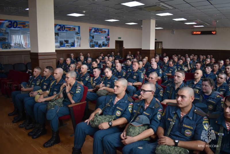 В актовом зале центра кандидат социологических наук, доцент, директор института социологии и регионоведения ЮФУ, Бедрик Андрей Владимирович, провел лекцию для личного состава на тему: «Россия и Восток: новая арена противостояния западному миру».