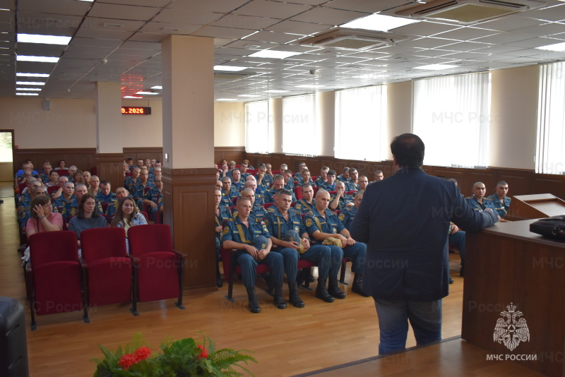 В актовом зале центра кандидат социологических наук, доцент, директор института социологии и регионоведения ЮФУ, Бедрик Андрей Владимирович, провел лекцию для личного состава на тему: «Россия и Восток: новая арена противостояния западному миру».