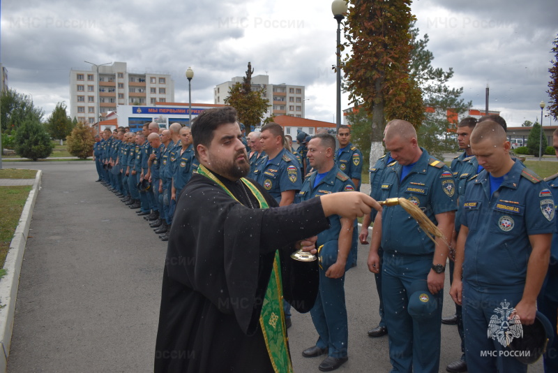 В день иконы Божией Матери Неопалимая Купина, для военнослужащих и работников спасательного центра отец Серафим провел праздничный молебен.