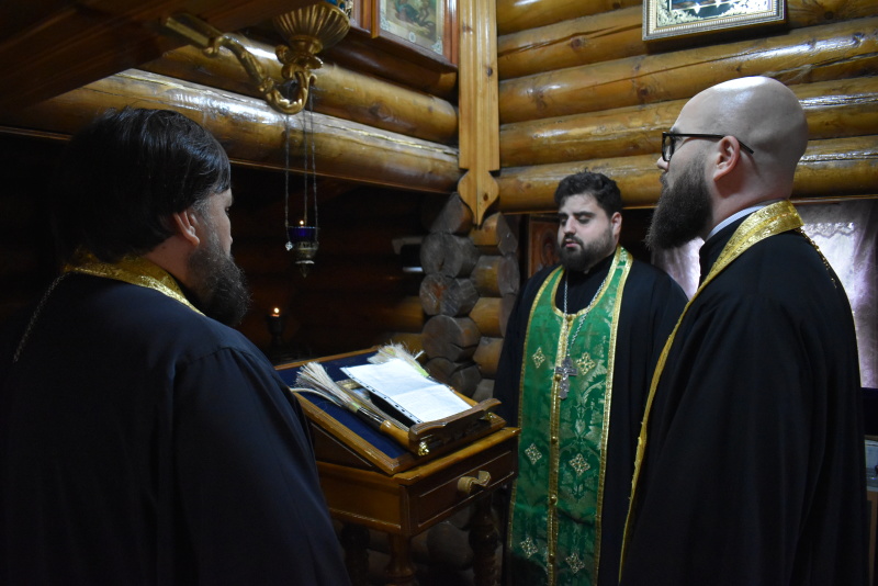 Представители православного духовенства совершили чин освящения служебных помещений и территории спасательного центра.