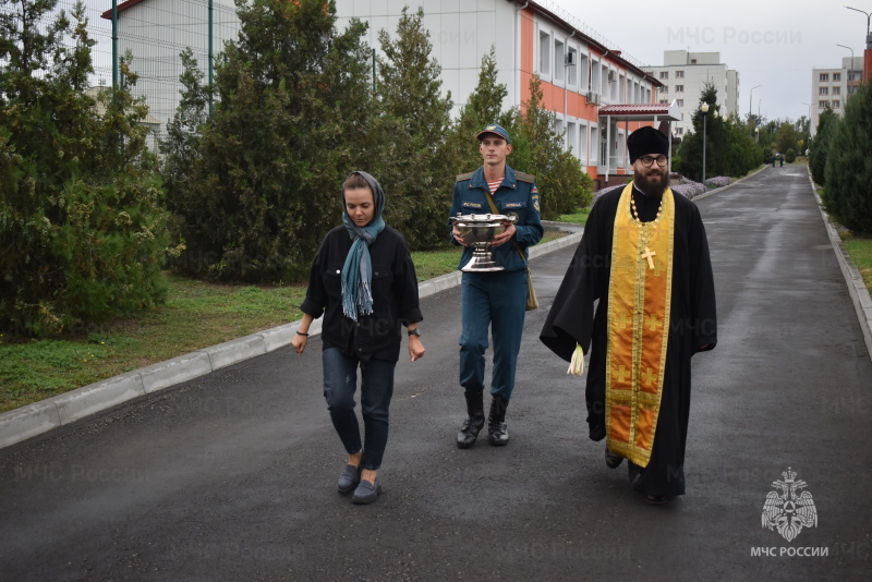 Представители православного духовенства совершили чин освящения служебных помещений и территории спасательного центра.