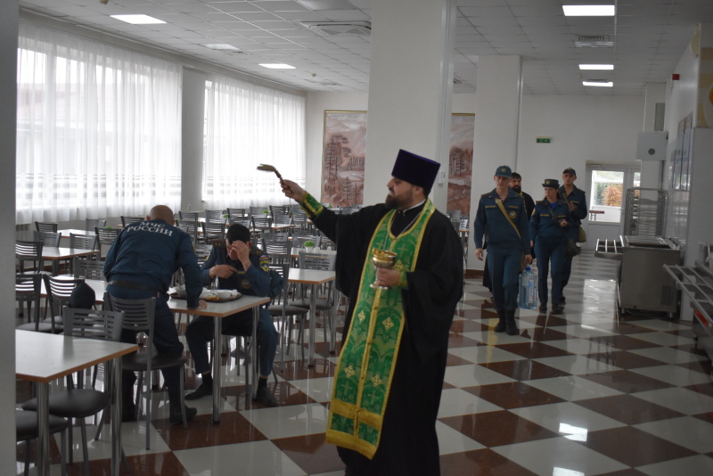 Представители православного духовенства совершили чин освящения служебных помещений и территории спасательного центра.