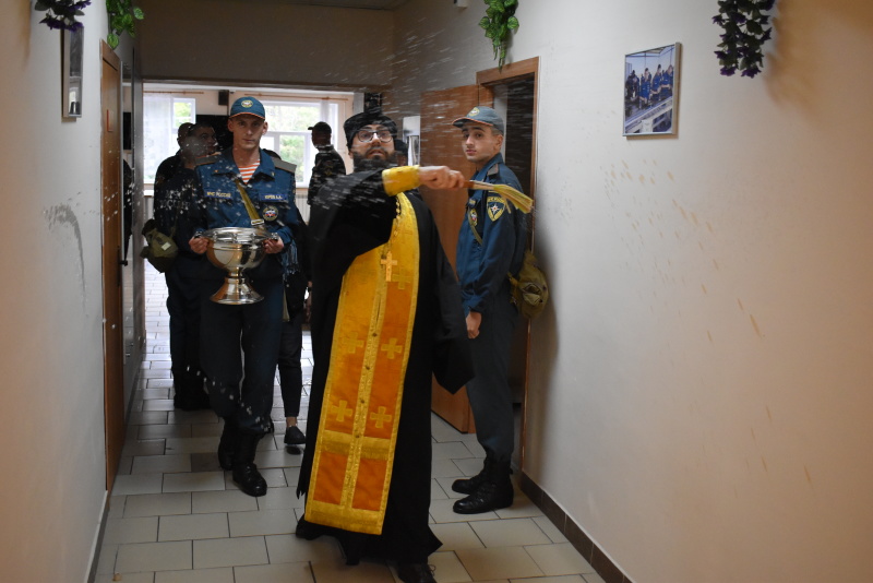 Представители православного духовенства совершили чин освящения служебных помещений и территории спасательного центра.