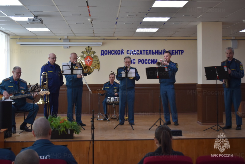 В актовом зале спасательного центра для военнослужащих, проходящих военную службу по призыву, был организован и проведен праздничный концерт, приуроченный 94-й годовщине образования Гражданской Обороны России.