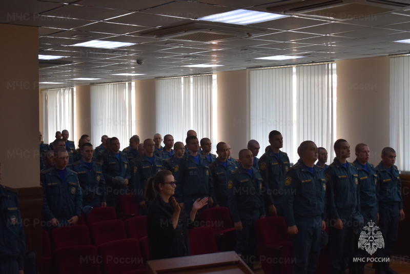 В актовом зале спасательного центра для военнослужащих, проходящих военную службу по призыву, был организован и проведен праздничный концерт, приуроченный 94-й годовщине образования Гражданской Обороны России.