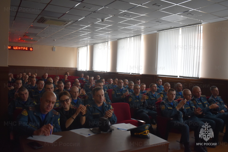 В актовом зале спасательного центра среди военнослужащих по призыву был проведен смотр конкурса художественной самодеятельности.