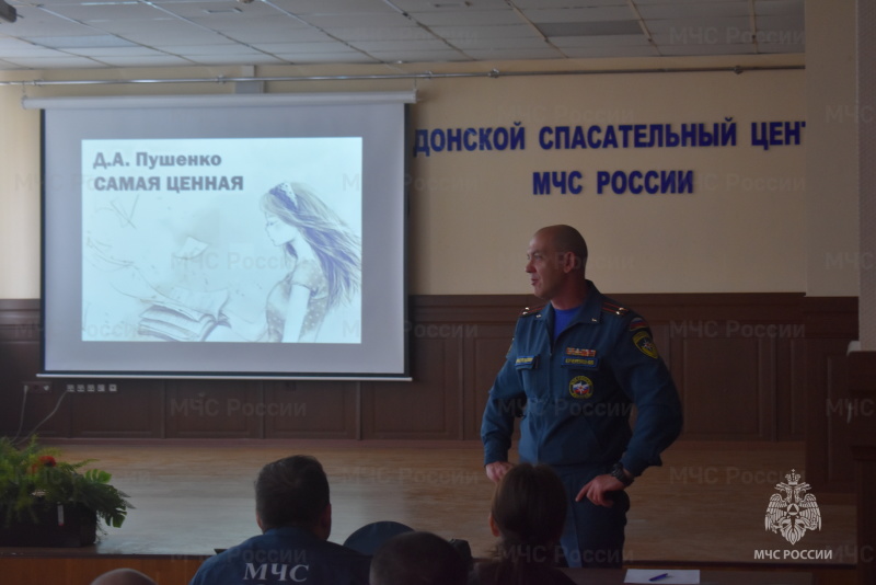В актовом зале спасательного центра среди военнослужащих по призыву был проведен смотр конкурса художественной самодеятельности.