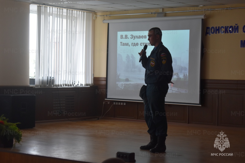В актовом зале спасательного центра среди военнослужащих по призыву был проведен смотр конкурса художественной самодеятельности.