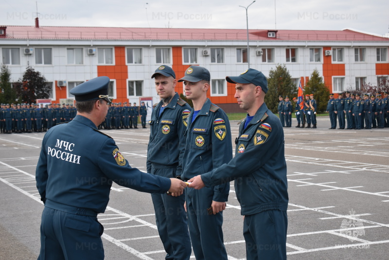 В Донском Спасательном Центре проведено торжественное награждение, вручение очередных воинских званий, а также церемония прощания со знаменем части для военнослужащих, выслуживших установленные сроки.