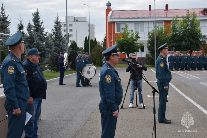 В Донском Спасательном Центре проведено торжественное награждение, вручение очередных воинских званий, а также церемония прощания со знаменем части для военнослужащих, выслуживших установленные сроки.