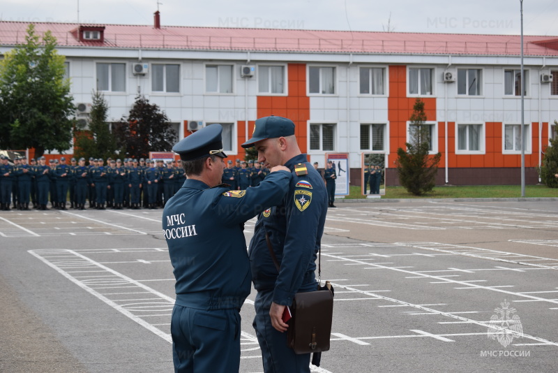В Донском Спасательном Центре проведено торжественное награждение, вручение очередных воинских званий, а также церемония прощания со знаменем части для военнослужащих, выслуживших установленные сроки.
