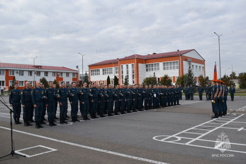 В Донском Спасательном Центре проведено торжественное награждение, вручение очередных воинских званий, а также церемония прощания со знаменем части для военнослужащих, выслуживших установленные сроки.