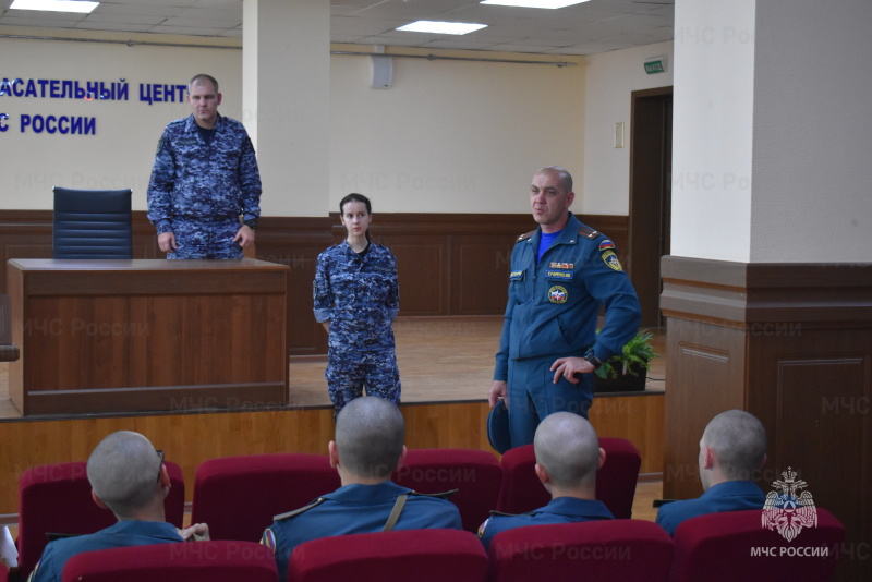 Представители Росгвардии провели занятие по недопущению казарменного хулиганства и агитационную работу по трудоустройству в ряды сотрудников Росгвардии.
